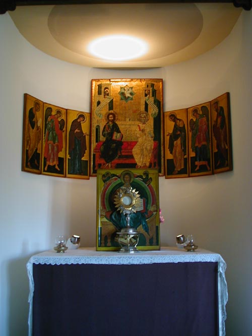L'altare della Cappellina con il SS. Sacramento esposto